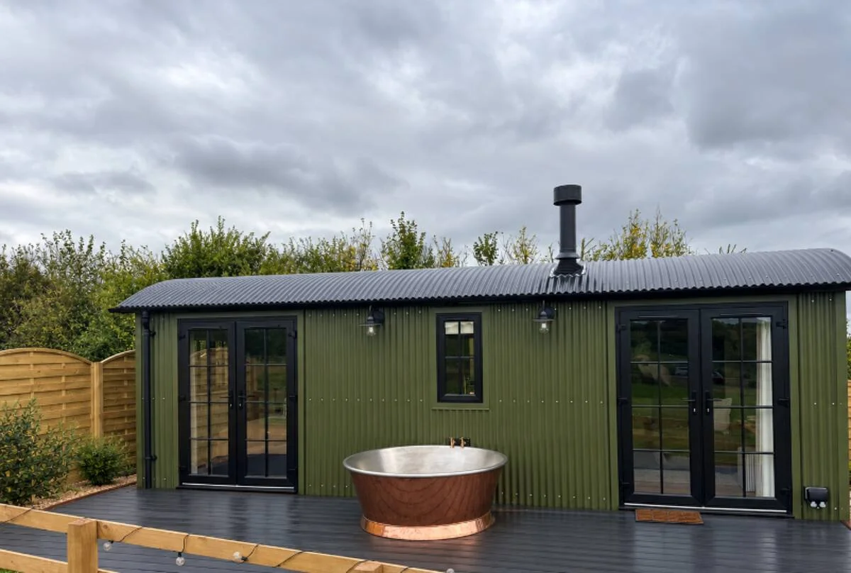 Sloe's twin double doors and outdoor copper spa bath on the timber deck